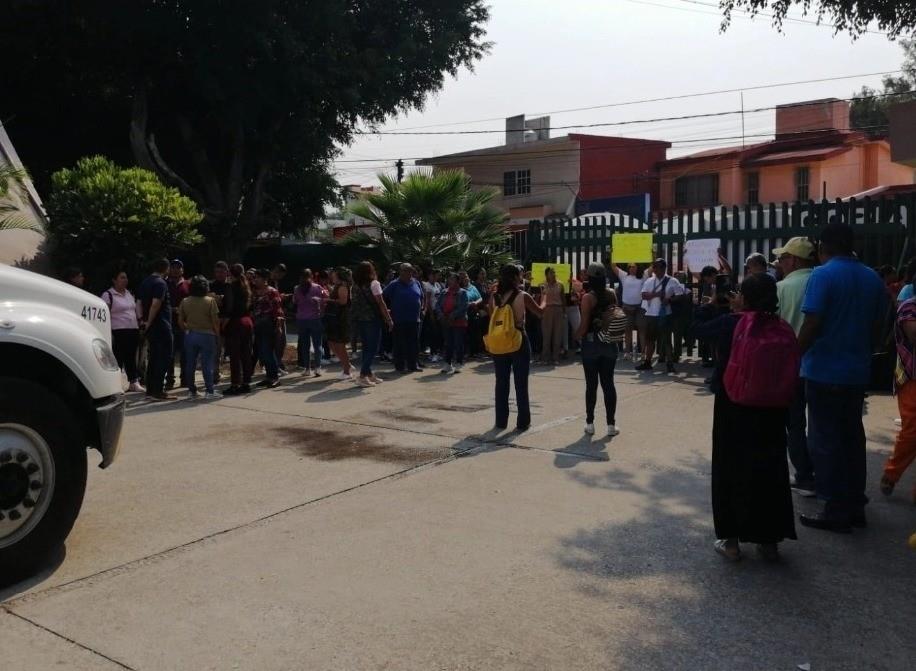 Maestros de educación básica de los municipios de Hueyapan y Tetela del Volcán manifestando en pro de sus pagos. Foto: La Jornada