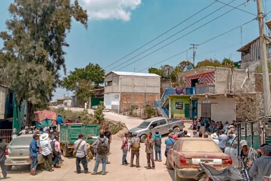 Vecinos de la zona viendo lo ocurrido tras el asesinato del síndico. Foto: Zona Franca.