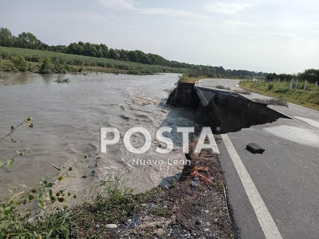 Familias denuncian estragos en carretera que comunica ejidos de Cadereyta. Foto. Raymundo Elizalde