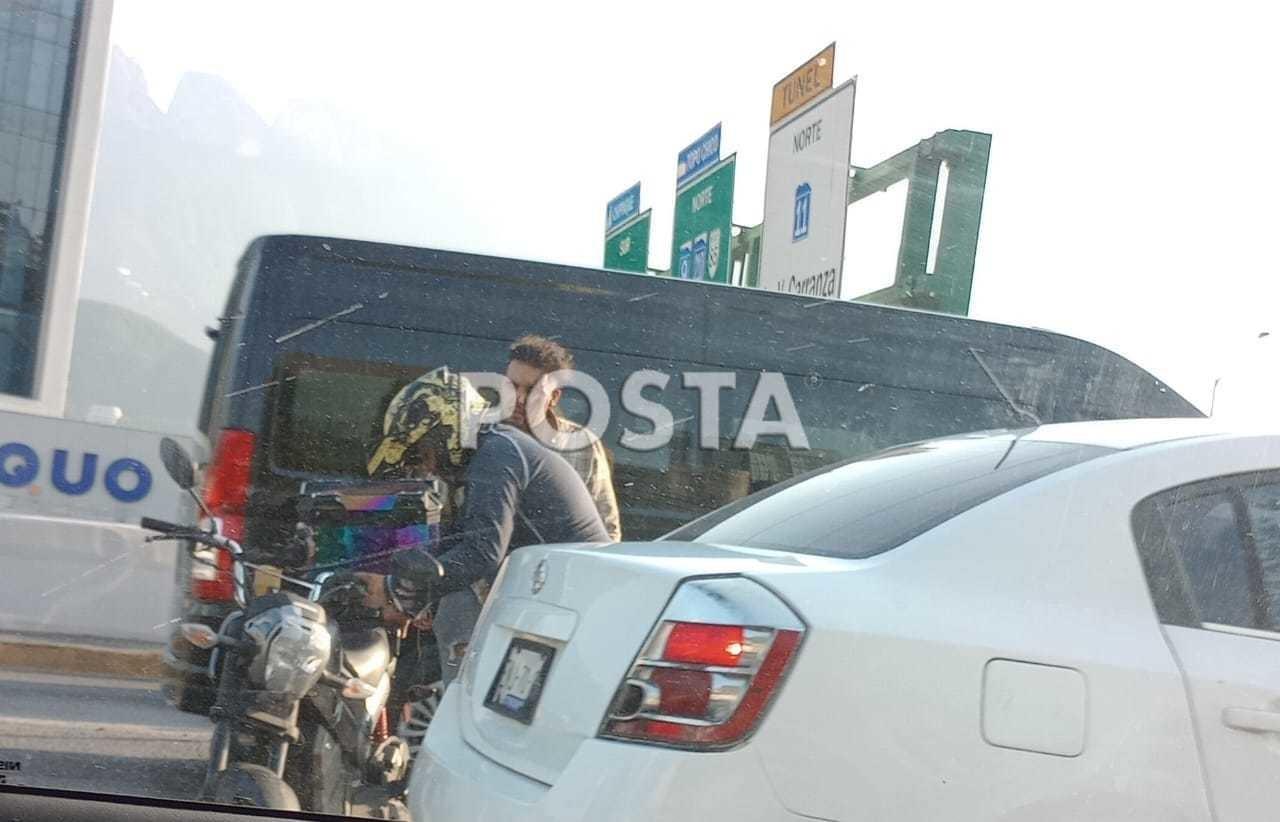 Por si fuera poco, otro percance entre otra motocicleta y un automóvil se registra dentro del túnel de la Loma Larga. Foto: POSTA.