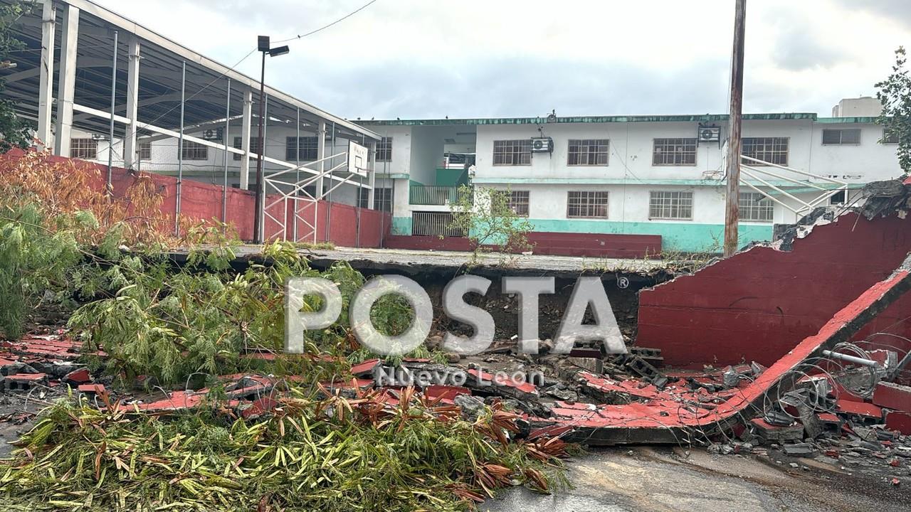 El muro de la estructura de la primaria Juan Sarabia caído por la tormenta que hubo. Foto: Raymundo Elizalde.