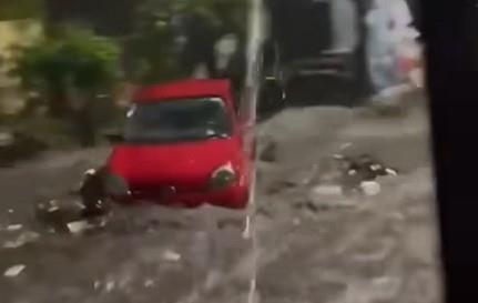 ¡Lo que el agua se llevó! Arrastra corriente auto en Santa Catarina