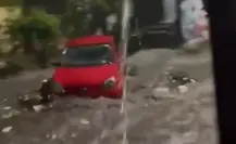 ¡Lo que el agua se llevó! Arrastra corriente auto en Santa Catarina