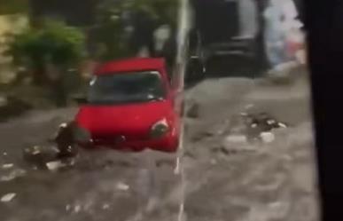 ¡Lo que el agua se llevó! Arrastra corriente auto en Santa Catarina