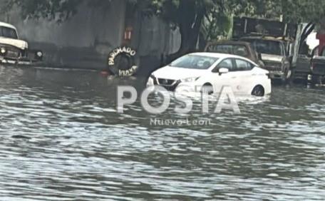 Automovilistas quedan varados por inundación en Monterrey