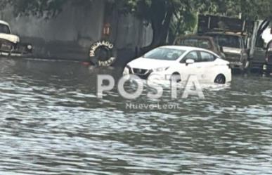 Automovilistas quedan varados por inundación en Monterrey