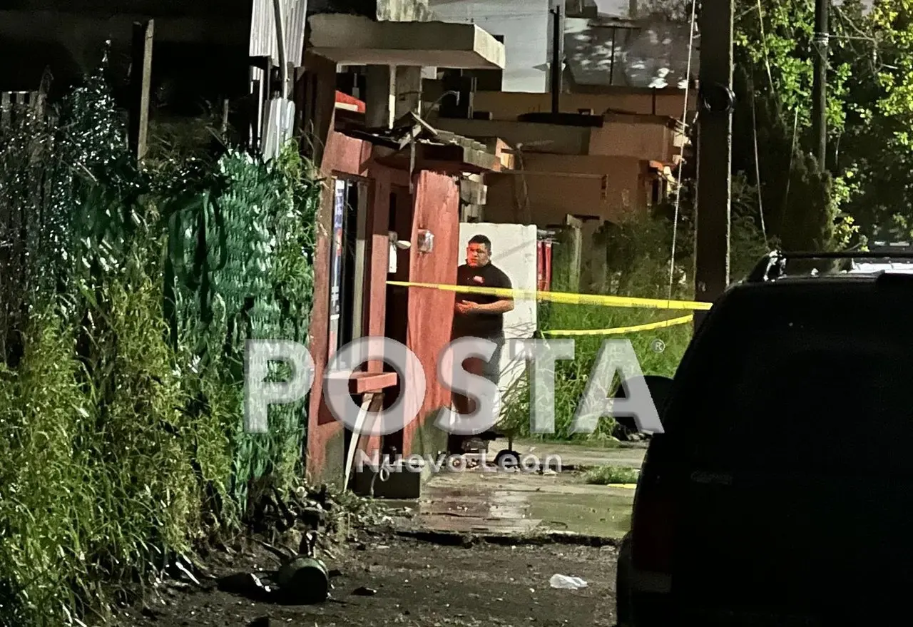 Elementos de Bomberos y Protección Civil resguardando la zona del accidente. Foto: Raymundo Elizalde.