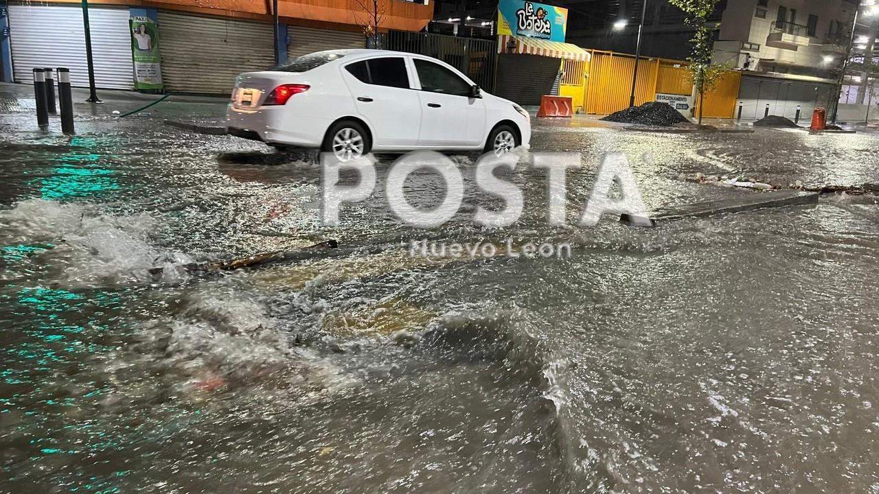 Parte de las banquetas de la calle Ocampo totalmente inundadas y los autos que a duras penas pueden pasar por la zona. Foto: Raymundo Elizalde.