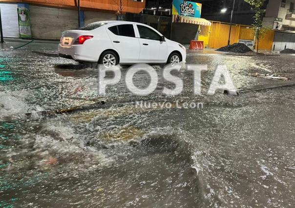 Lluvias inundan calle Ocampo en el Centro de Monterrey