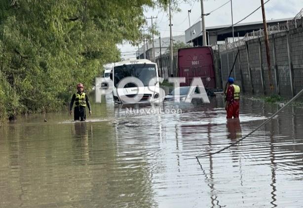 Quedan atrapados en camión por inundación en Apodaca