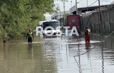 Quedan atrapados en camión por inundación en Apodaca