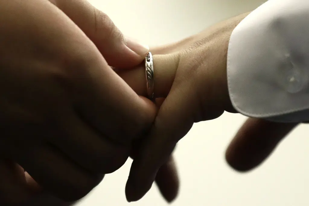 Una pareja se pone las argollas de matrimonio en el Ayuntamiento de Filadelfia, el 11 de octubre de 2018. (AP Foto/Matt Rourke, Archivo)