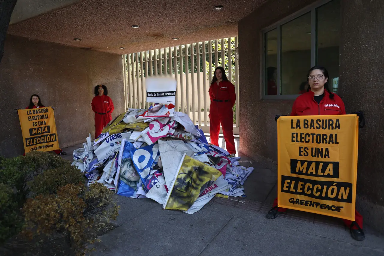 Con más de 25 toneladas, Greenpeace México denuncia basura electoral. Foto de Greenpeace México.