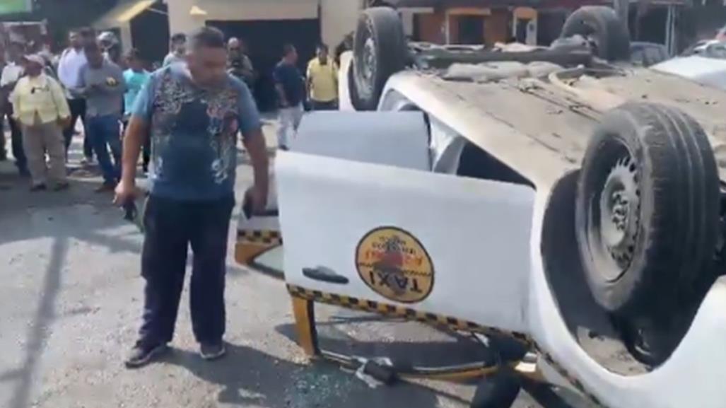 Chocan taxis y uno termina volcado en el centro de Monterrey; hay dos lesionados