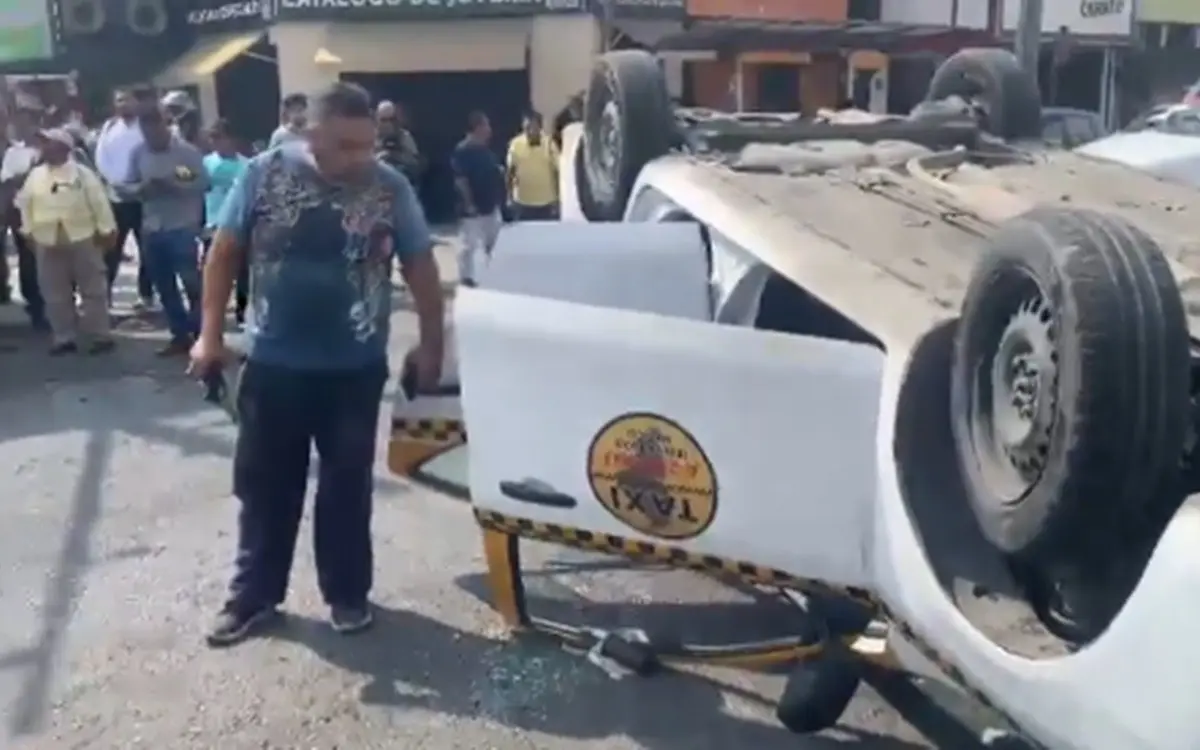 Las dos personas lesionadas viajaban en el taxi que quedó volcado sobre las avenidas Francisco I. Madero y Benito Juárez, en el centro de Monterrey. Foto: X @PC_NuevoLeon