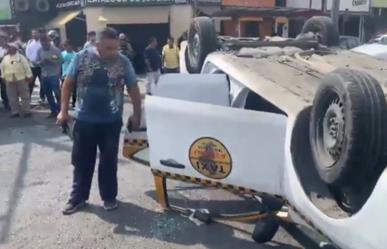 Chocan taxis y uno termina volcado en el centro de Monterrey; hay dos lesionados