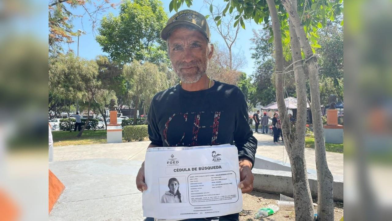 Hombre que viajó de Durango a Tijuana con la ficha de búsqueda de su hija desaparecida. Foto: Miguel Martínez.