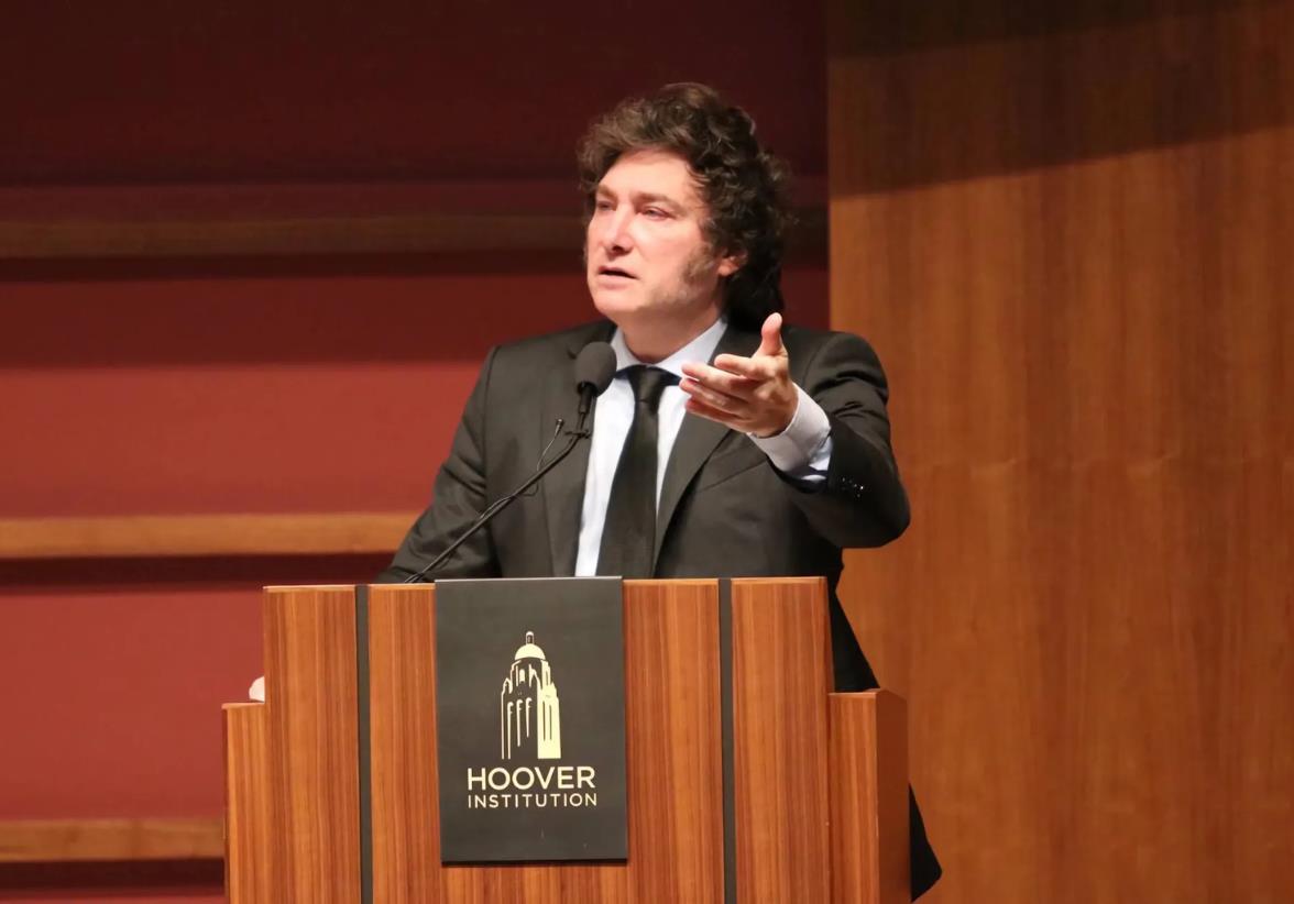 El presidente de Argentina, Javier Milei, ofrece una conferencia desde la sala de conferencias del edificio David and Joan Traitel del Instituto Hoover en Stanford, California, Estados Unidos. Foto: Cortesía