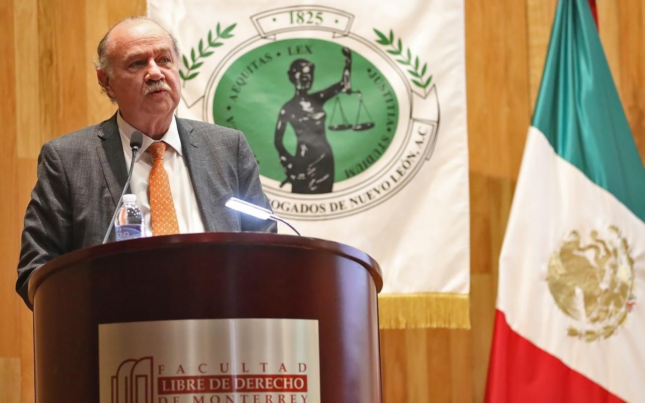 El secretario General de Gobierno de Nuevo León, Javier Navarro Velasco, durante su participación en el “Conversatorio sobre juicios políticos en Nuevo León” en la Facultad Libre de Derecho de Monterrey. Foto: Especial