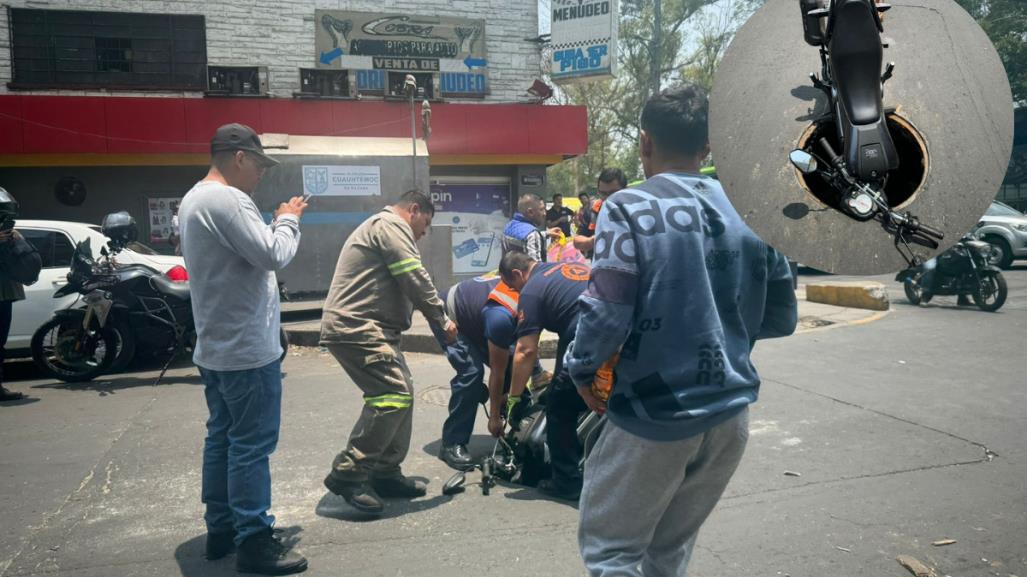 Moto cae a coladera sin tapa, conductor resultó herido