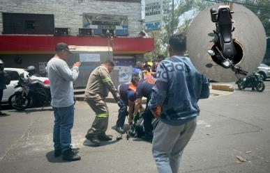 Moto cae a coladera sin tapa, conductor resultó herido