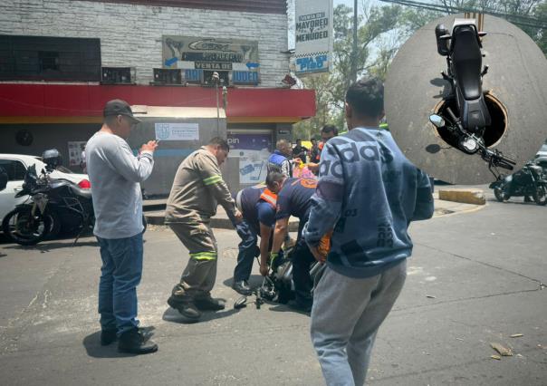 Moto cae a coladera sin tapa, conductor resultó herido