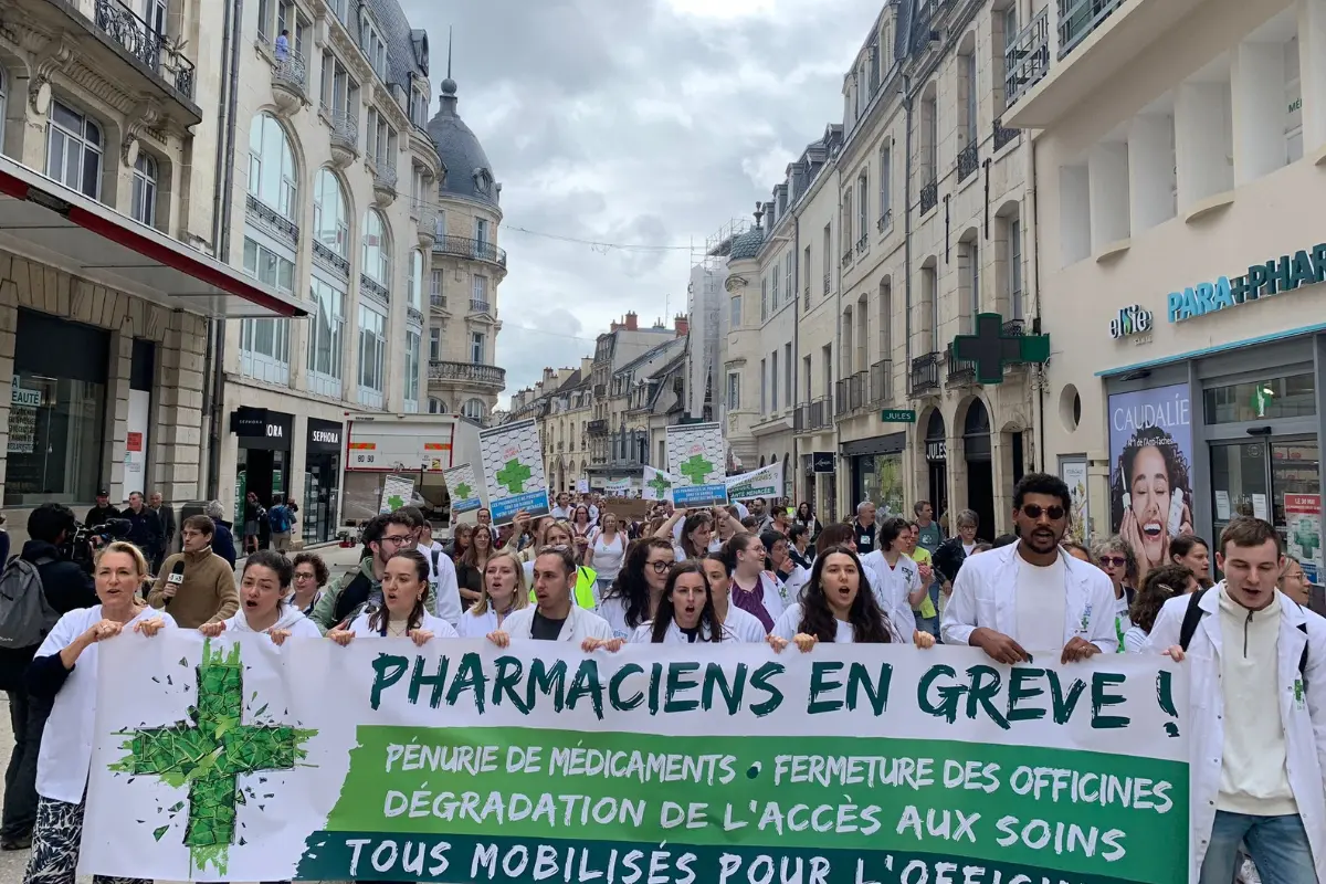 Manifestantes pertenecientes a la Unión de Sindicatos de Farmacéuticos de Oficina en su protesta por las calles de París. Foto: X / (@USPO_Pharmacies)