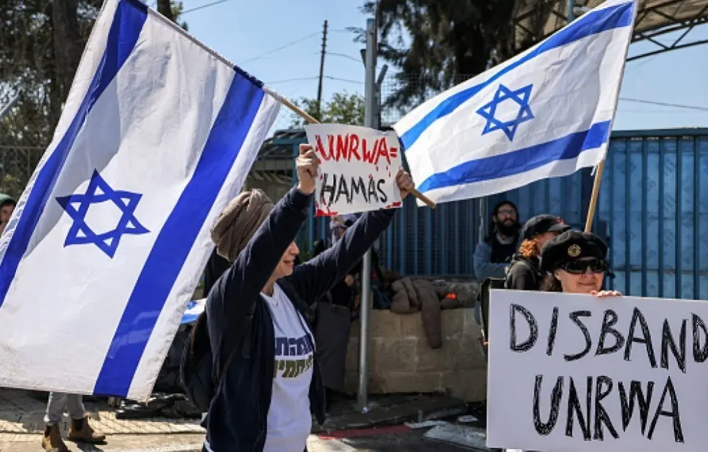 Israelíes protestando contra la ocupación de UNRWA en Jeruslén. Foto: The Daily Arab.