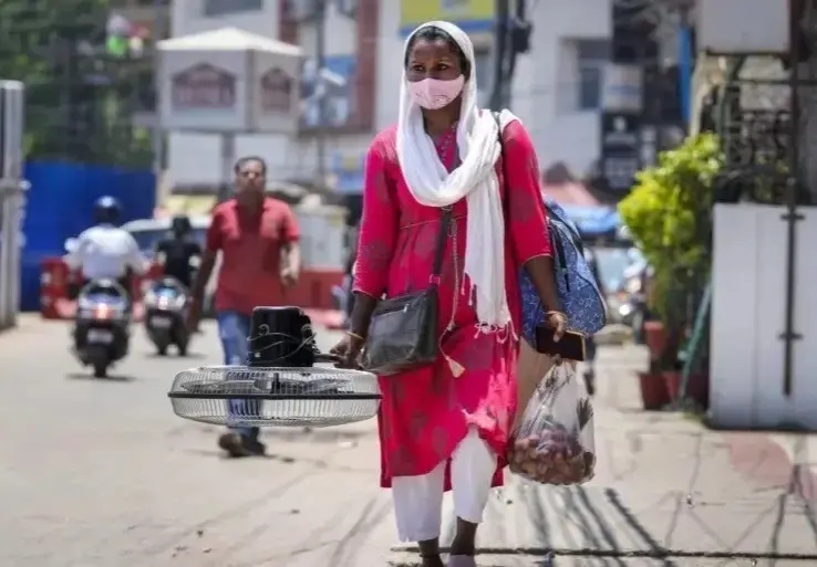 Una ciudadana de la India cubriendose para poder evitar el calor. Foto: Despertar Entrerriano.