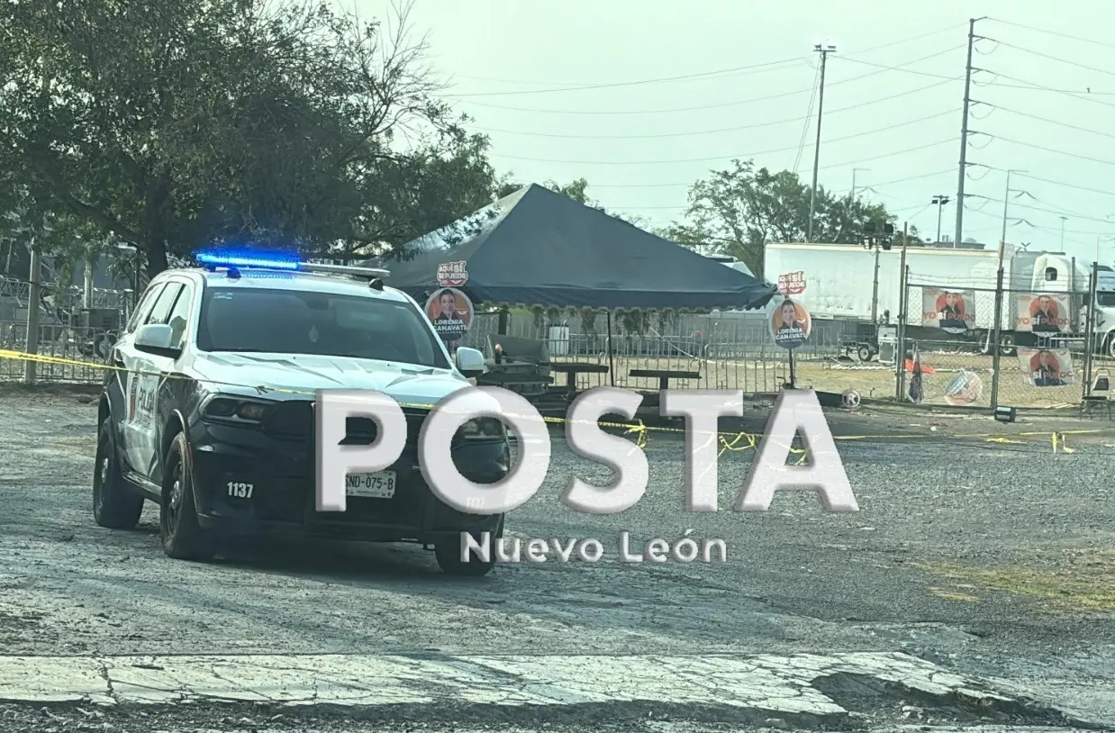 Patrullas de la policía de San Pedro protegiendo la zona donde cayó el escenario en San Pedro Garza García. Foto: Raymundo Elizalde.