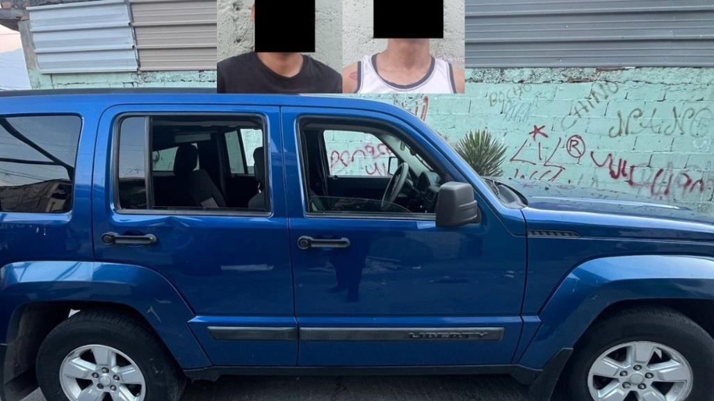 Detienen a dos hombres con camioneta robada y arma