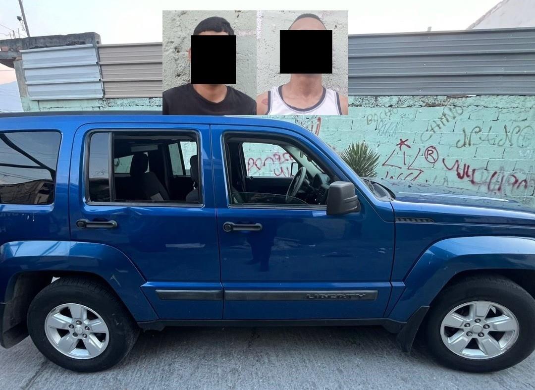 Los dos hombres con la camioneta Jeep que presuntamente sustrayeron ilegalmente y por lo cual fueron detenidos. Foto: X @GpoCoordSegNL.