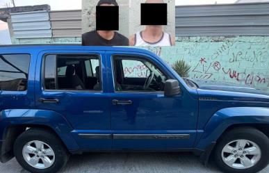 Detienen a dos hombres con camioneta robada y arma