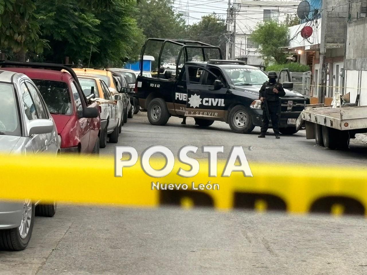 Elementos de Fuerza Civil acordonando la zona donde fue atacado el hombre. Foto: Raymundo Elizalde.