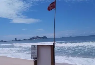 Rescatan a turistas arrastrados por fuertes corrientes en playas de Sinaloa