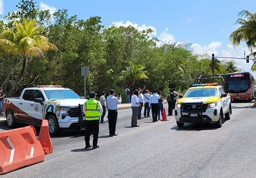 Madres buscadoras bloquean la entrada a la zona hotelera de Cancún. Foto: Alerta Roja Cancún.