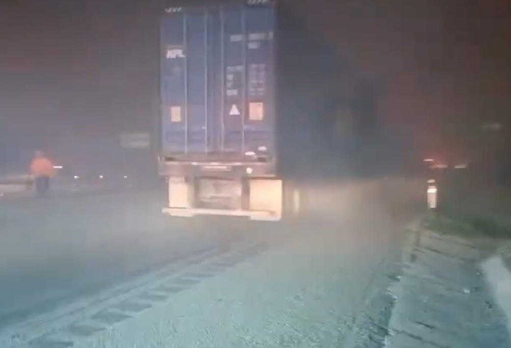 El tráiler que se quedó varado por el choque que tuvo con un muro de contención. Foto: Proteción Civil Nuevo León.