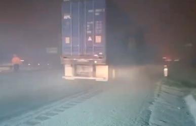 Se incendia tráiler tras estrellarse en Santa Catarina