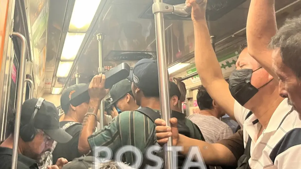 Jóvenes amenizan recorrido en el Metro cantando y bailando