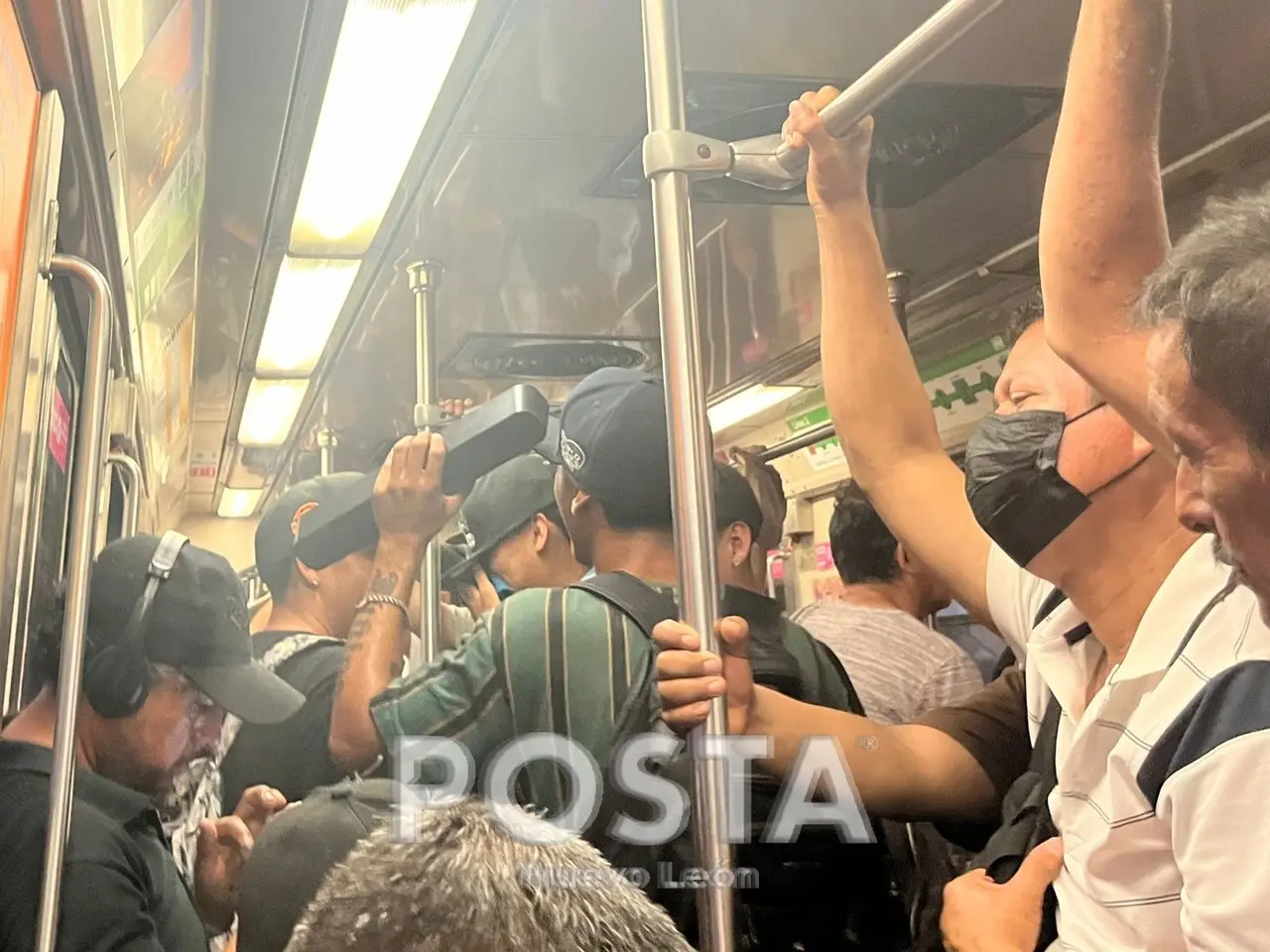 Pasajeros a bordo del vagón del Metro en Monterrey. Foto: Rafael Enriquez