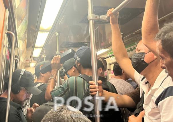 Jóvenes amenizan recorrido en el Metro cantando y bailando