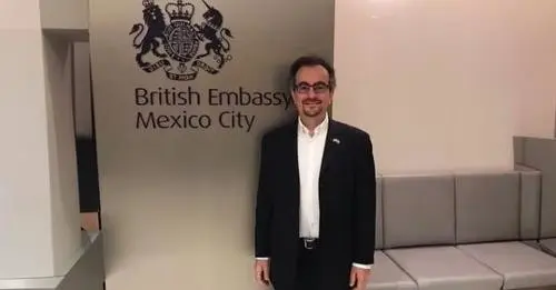 El embajador del Reino Unido en México, Jon Benjamin, fue removido de su cargo luego de apuntar con un arma a sus colaboradores durante un viaje que hizo a Durango y Sinaloa. Foto: Especial.