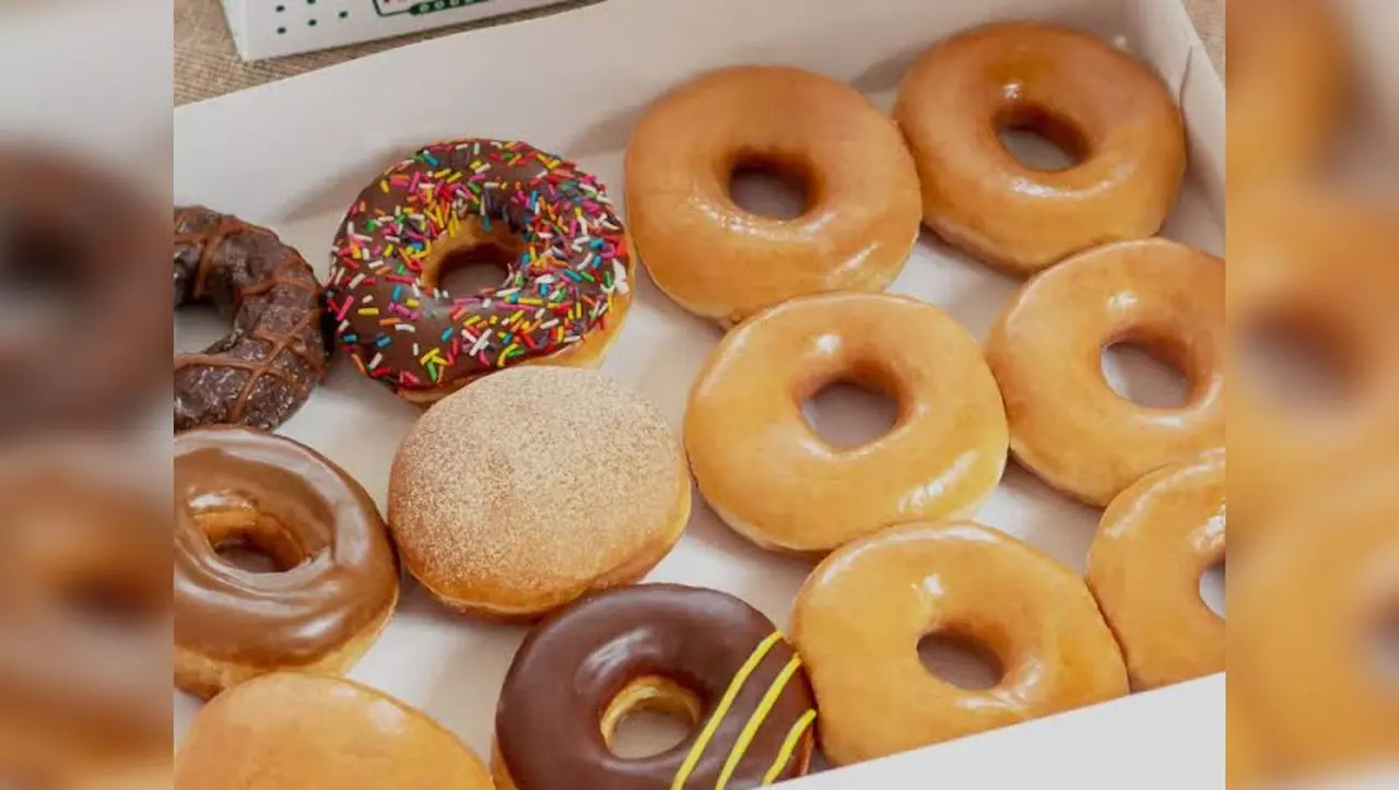 Una docena de donas Krispy Kreme en su caja. Foto: Krispy Kreme.