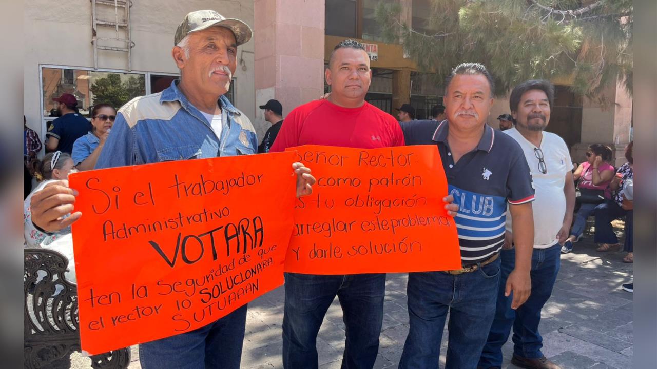 Trabajadores del SUTUAAAN manifestándose en la Zona Centro de Saltillo / Foto: Marco Juárez