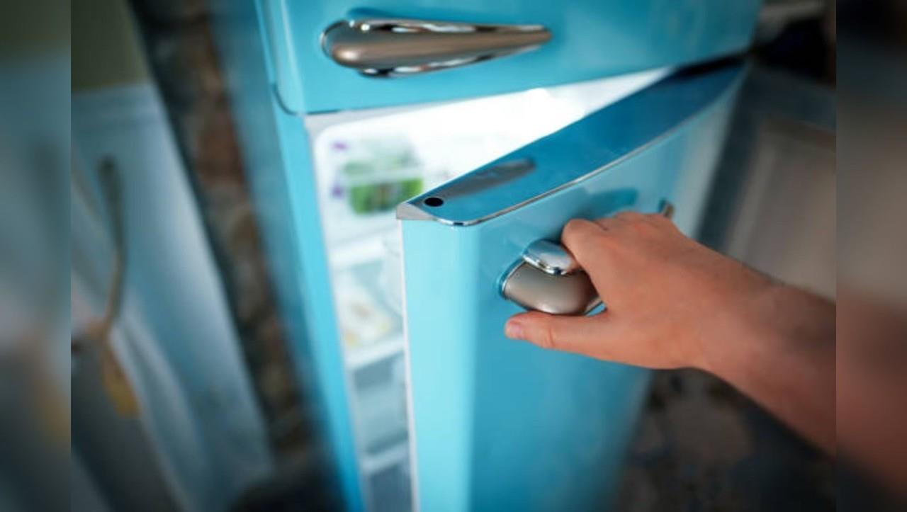 Persona abriendo el refrigerador de su casa. Foto: Pixabay.