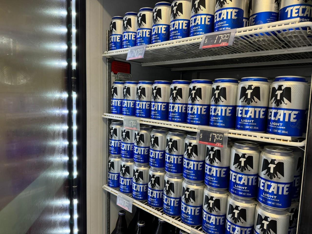 En un refrigerador se muestran varias latas de cerveza Tecate. Foto: Azael Valdés