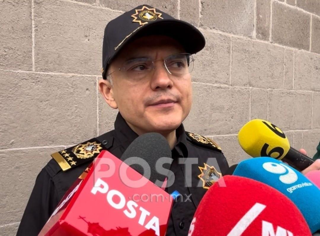 El Secretario de Seguridad de Nuevo León, con medios de comunicación explicando la situación de seguridad en las elecciones. Foto: Rosy Sandoval.