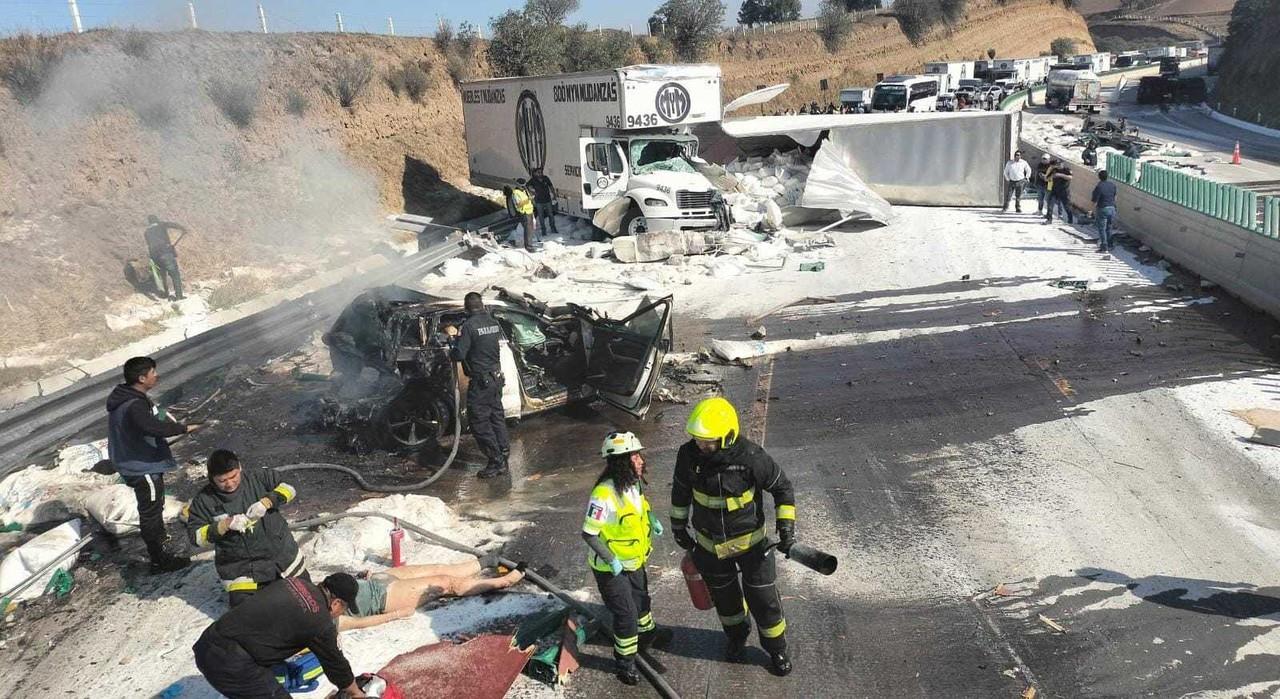 Tráiler se estrella contra automóviles dejando una persona sin vida en Ixtapaluca. Foto: Cortesía