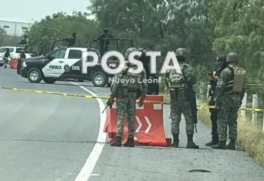 Autoridades estatales y federales peinando la zona donde se hallaron los cuerpos de las dos personas ejecutadas en la Autopista a Laredo. Foto: Raymundo Elizalde.