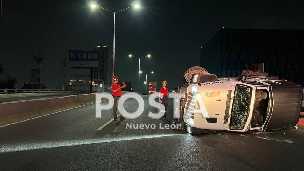 Vuelca camioneta en el municipio de Monterrey